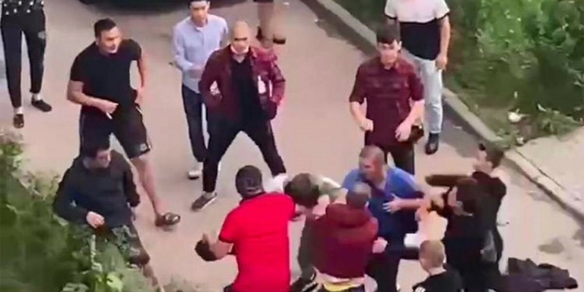 «Ну что, докатились?»: Вместо сотрудников полиции, с мигрантами разобрались 50 рассерженных русских мужиков