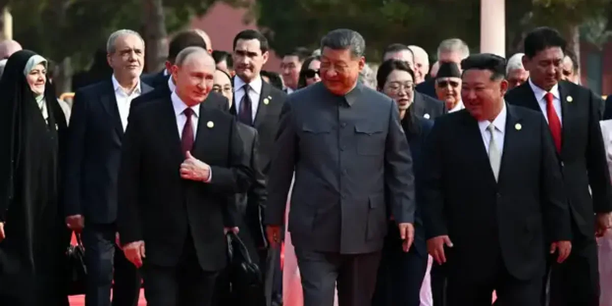 Си Цзиньпин оделся как Сталин. А Трамп написал: «Вы ведёте заговор против Соединённых Штатов»