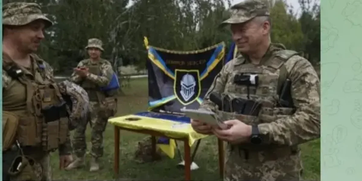 Искандер ударил, когда они построились, ожидая Сырского. А потом — по заправке, когда подъехал автобус с морпехами