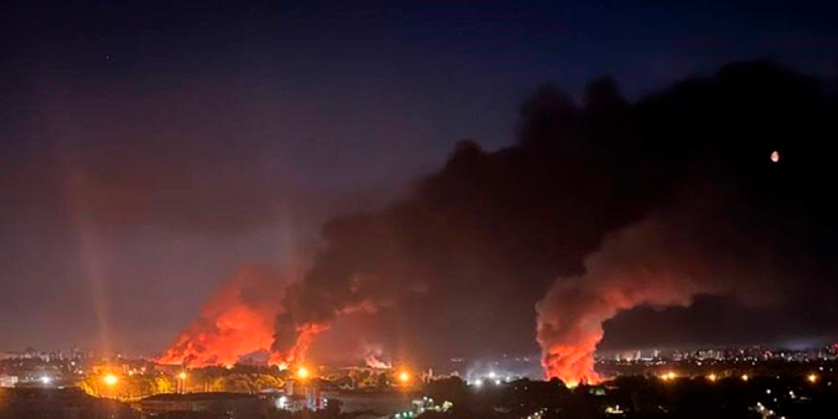 В Киеве люди сливают воду из батарей. Тепла не будет. Света — тоже. Кличко призвал всех покинуть город В Киеве люди сливают воду из батарей. Тепла не будет. Света — тоже. Кличко призвал всех покинуть город